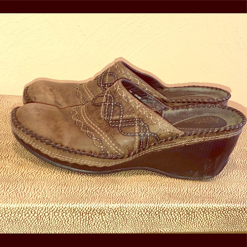 Clark’s Artisan Collection Brown Rustic Clogs